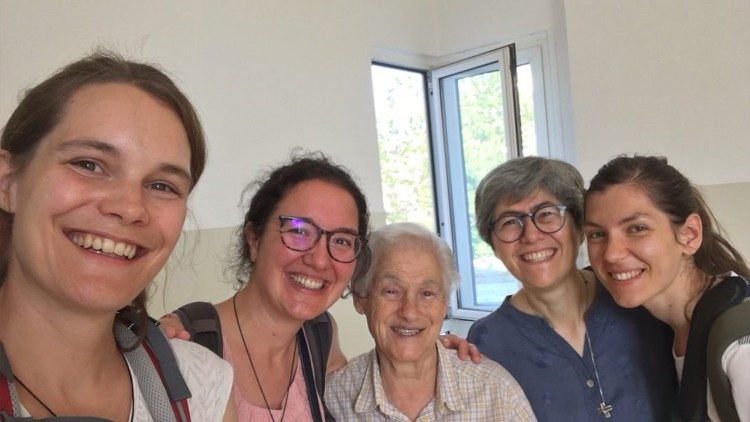 Sestra Angela s řeholnicemi, které složily dočasné sliby