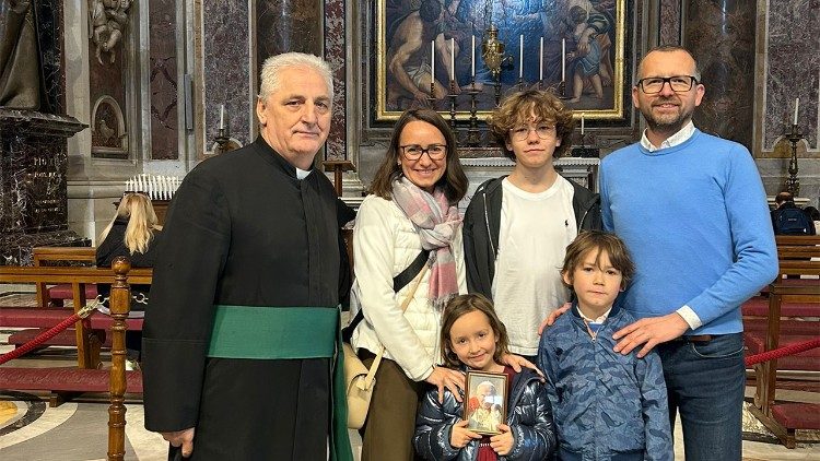 Brat Sławomir Steczkowski z Polskiego Papieskiego Instytutu Kościelnego i rodzina z parafii Chrystusa Króla we Wrocławiu