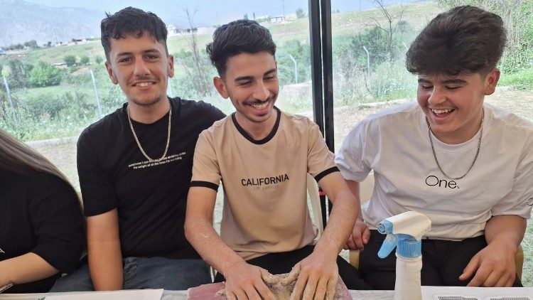 «En las escuelas tradicionales de Irak, nunca tienes la oportunidad de hacer arte o música».