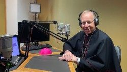 Arkivysk. Gintaras Grušas Vatikano radijo studijoje 