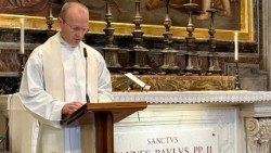 Ks. Wojciech Kućko podczas Mszy św. przy grobie św. Jana Pawła II (ks. Paweł Rytel-Andrianik)