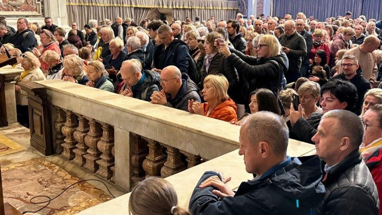 Czwartkowe Msze co tydzień gromadzą wielu wiernych (ks. Paweł Rytel-Andrianik)