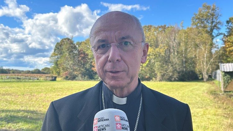 Freiburgs Weihbischof Peter Birkhofer vor dem Gelände des ehemaligen Internierungslagers Gurs in Südfrankreich. Im Oktober 1940 wurden dorthin die Jüdinnen und Juden aus Südwestdeutschland deportiert. Viele der 6500 Menschen starben in dem Lager, Überlebende wurden später in den Vernichtungslagern im Osten ermordet. Nur ein kleiner Teil überlebte. Foto: Michael Hermann   