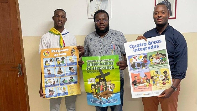 Os P. José Cabral (direita),  Padre Ezequiel Kapupa (esquerda) e P. Ângelo Rodrigues, responsáveis pelas Obras Pontifícias Missionárias nas Dioceses de Santiago e Mindelo