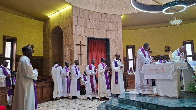 Des prêtres membres de la Frat'Ivoire