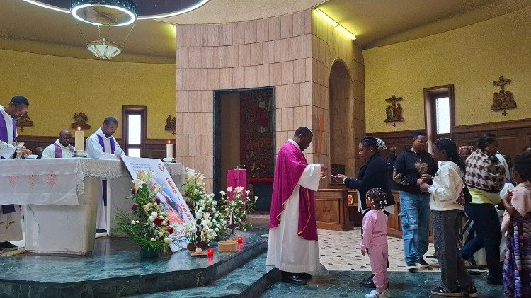 Des fidèles communiant au Corps du Christ