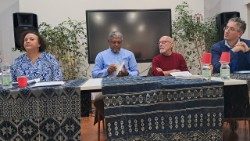  José Joaquim Cabral (com livro na mão) Alícia Araújo, Vincenzo Barca e Simone Celani, no encontro com a comunidade caboverdiana em Roma. 