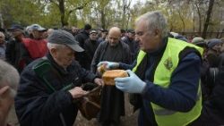 Kolumbo riterių savanoriai dalija duoną vargstantiesiems Zaporižioje (Ukraina)
