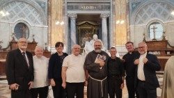 o. Agnello Stoia, proboszcz Bazyliki Watykańskiej z ks. Andrzejem Halembą i grupą zaangażowaną w prace katechizmu Nasza Droga do Boga 