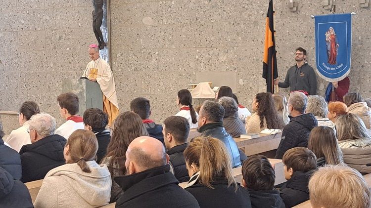 Nadbiskup Kutleša propovijeda u Poingu