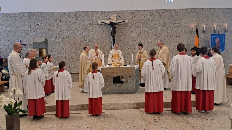 Hrvatski vjernici s nadbiskupom Kutlešom i biskupom Štironjom na misi u Poingu  