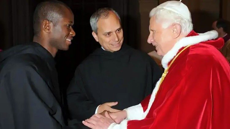 Le père Edward Daniang présenté au Pape Benoît XVI par le père Robert Prevost, alors prieur général des Augustins.