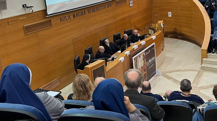 O painel de oradores da primeira tarde de trabalho na Urbaniana.