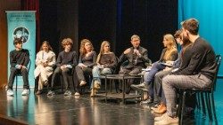 O cardeal Tagle com os jovens da cidade italiana de Gorizia