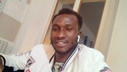 Un primo piano di Momodu, che oggi sorride