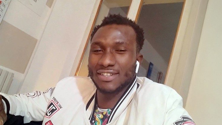 Un primo piano di Momodu, che oggi sorride