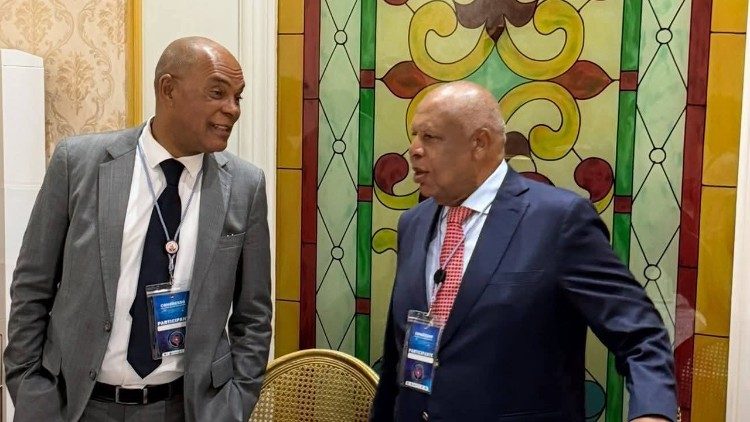 Adalberto da Costa Júnior (da UNITA) em diálogo com Higino Carneiro (do MPLA) 
