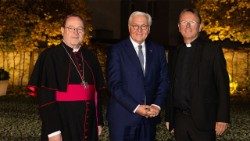 Beim Jahresempfang: Bischof Bätzing, Präsident Steinmeier, Prälat Jüsten (Foto: M. Altmann/DBK)
