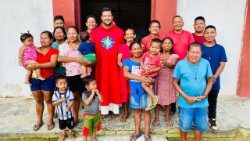 Padre Wellington Abreu com parte de sua comunidade na Amazônia.