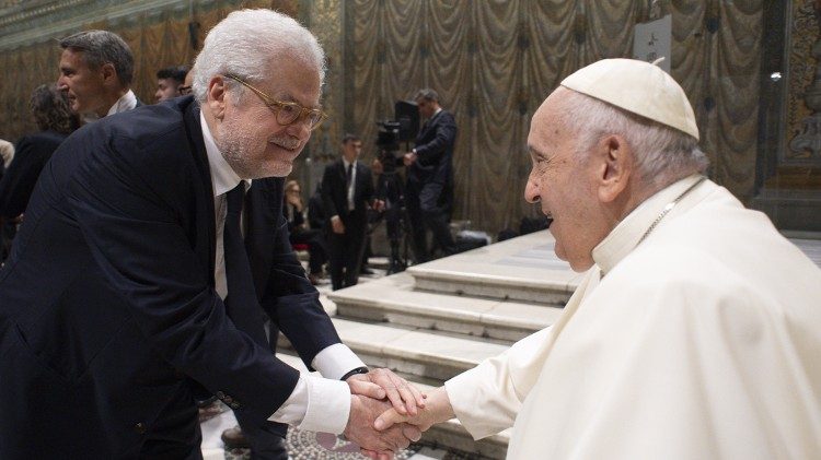 Roberto Andò na audiência do Papa Francisco com os artistas em 2023