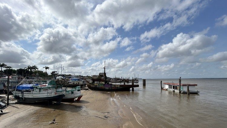 הנמל הקטן היכן שסירות בית החולים עוגנות