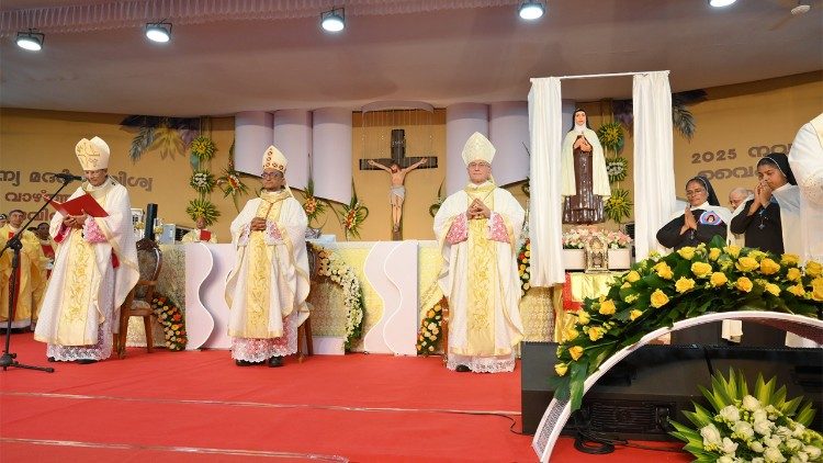 ईशसेविका मदर एलिस्वा वाकायिल को शनिवार, 8 नवंबर को कोच्चि के वल्लारपदम महागिरजाघर में पवित्र मिस्सा के दौरान धन्य घोषित किया गया।