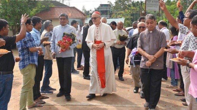 Un altro momento della visita del cardinal Czerny in Bangladesh