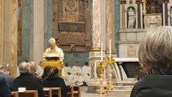 Dom Paul Richard Gallagher preside à Missa na Basílica di Santa Croce in Gerusalemme, por ocasião dos 50 anos da Indipendência de Angola. 