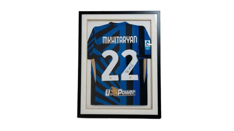 2025.11.12 La maglietta di Mkhitaryan all'asta di beneficenza