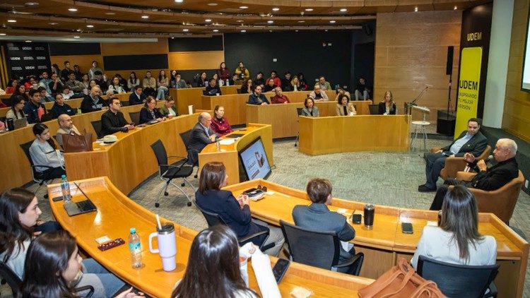 Presentacion del "Diálogo: la vía propuesta por el papa Francisco" en la Universidad de Monterrey (foto: VICME UDEM)