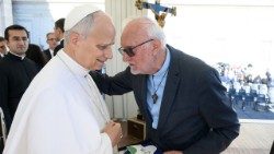 O Papa Leão XIV ao encontrar o Pe. Renato Chiera ao final da Audiência Geral desta quarta-feira (12/11)