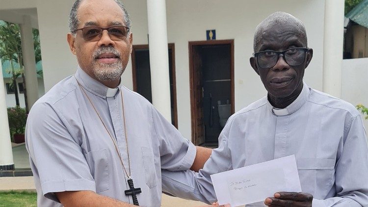 Dom Ildo Fortes e o P. Abraão Ambessumbo, Vigário Geral da Diocese de Bafatá