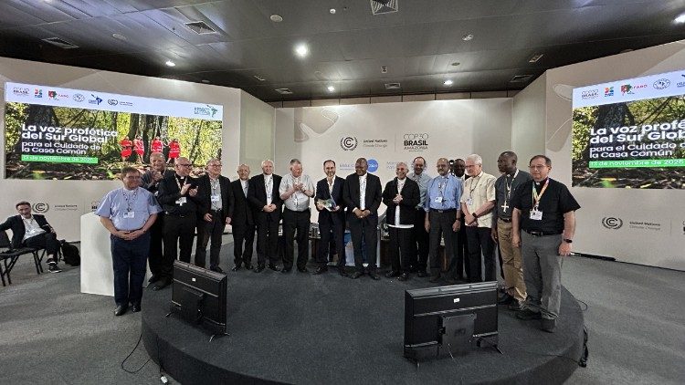 Plusieurs autres cardinaux et évêques ont participé à la conférence. 