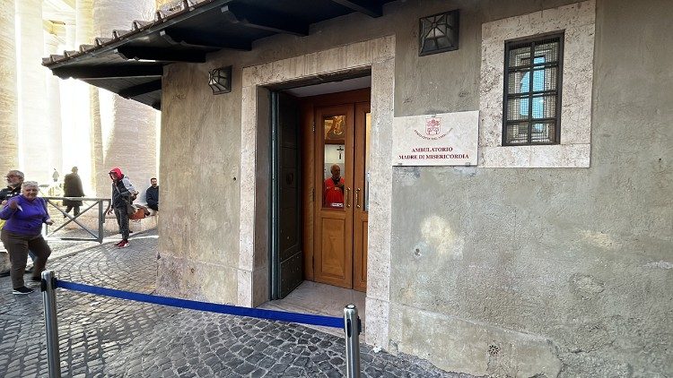 L'ingresso dell'Ambulatorio dell'Elemosineria Apostolica. 