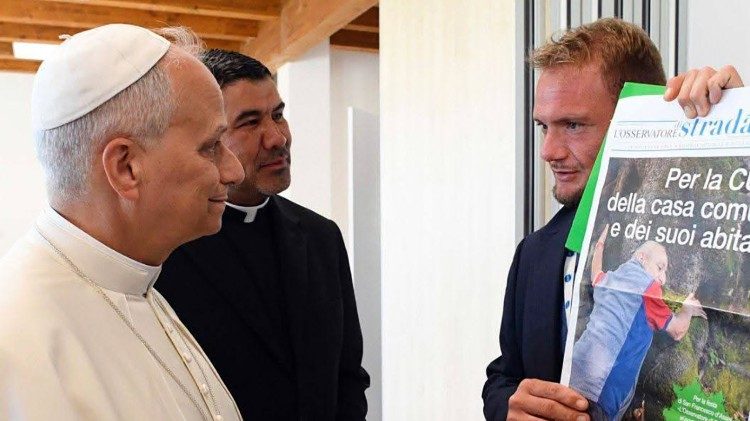 Ciro presenta al Papa una copia de "L'Osservatore di Strada" di cui è collaboratore