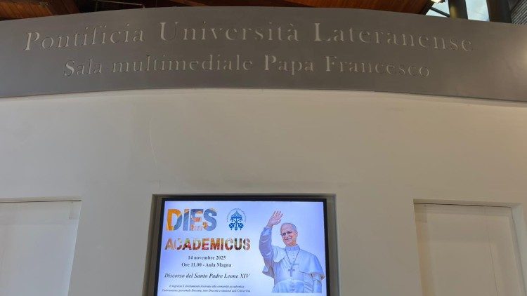 Attesa alla Pontificia Università Lateranense per il  Dies Academicus alla presenza di Papa Leone