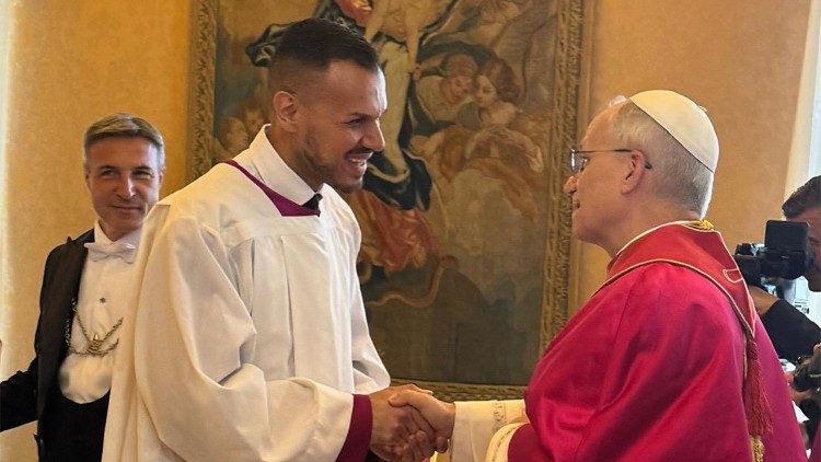 Alessio, cantor baixo do coro da Capela Sistina, em encontro com o Papa Le&atilde;o XIV, no Vaticano