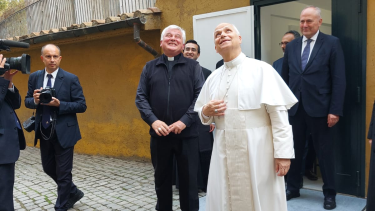 Il Papa e il cardinale Krajewski guardano la finestra del Palazzo Apostolico