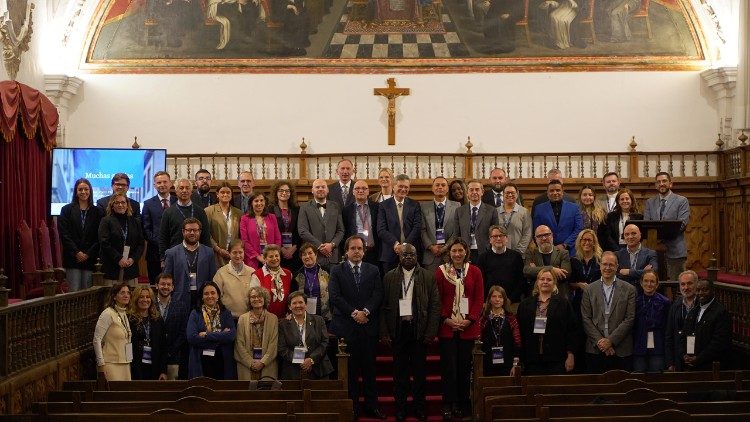 Foto di gruppo al termine del congresso a Salamanca su università cattoliche e comunicazione.