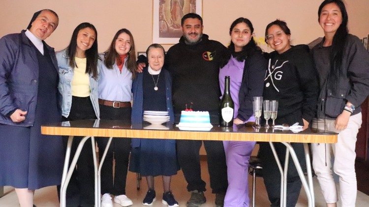 El equipo base que lidera el proyecto cuenta con varios profesionales de diferentes disciplinas.