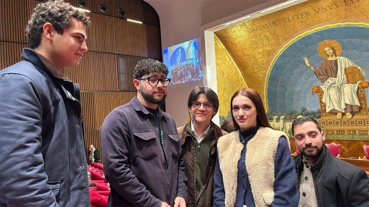 Un gruppo di studenti nell'Aula Magna della PUL