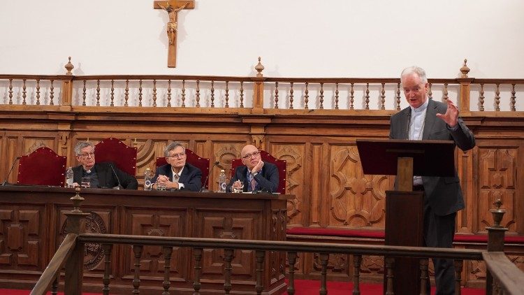 Monsignor Tighe durante il congresso a Salamanca