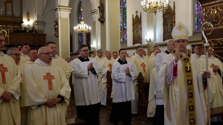 Abp Wachowski błogosławi zgromadzonych