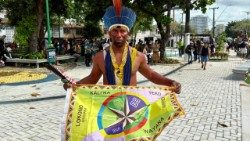 Nicolas Chaumier, membre du peuple Teko venu spécialement à Belém pour exposer les difficultés climatiques rencontrées dans son territoire en Guyane. 