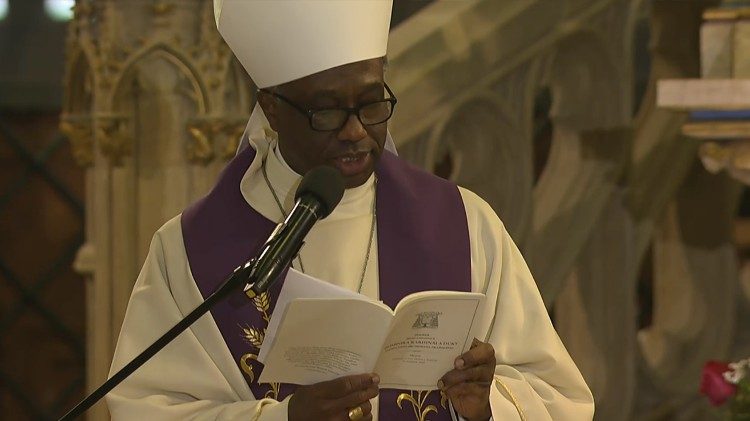 Apoštolský nuncius arcibiskup Okolo čte telegram papeže Lva XIV.