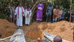 Rito de sepultura após o massacre na Paróquia de Byambwe, no Kivu do Norte (RDC)