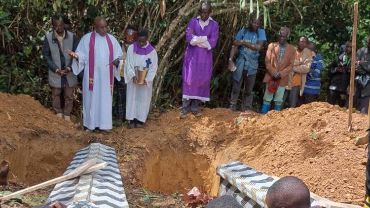 Rito de sepultura após o massacre na Paróquia de Byambwe, no Kivu do Norte (RDC)