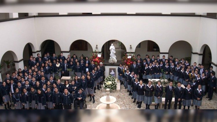 Uno de los colegios de las Religiosas Franciscanas en Perú