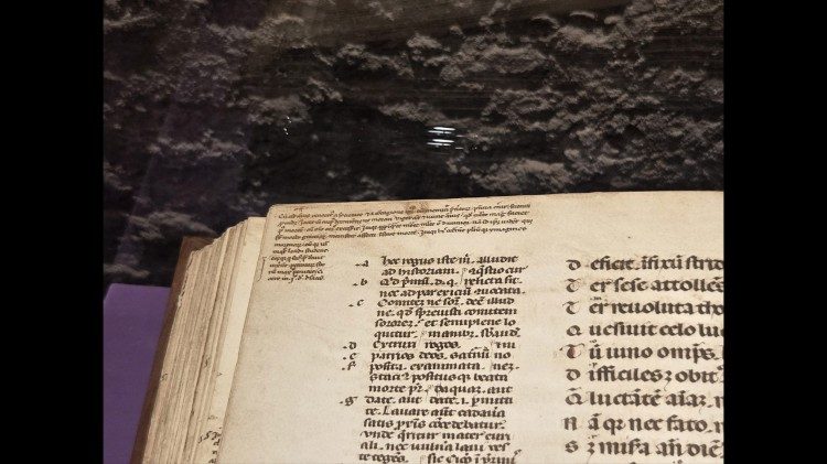 Particolare della pagina 114v del Virgilio Ambrosiano (facsimile del 1930) appartenuto al Petrarca con le sue annotazioni a margine