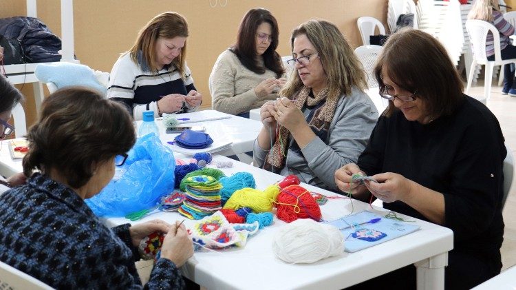 Un momento del corso di cucito
